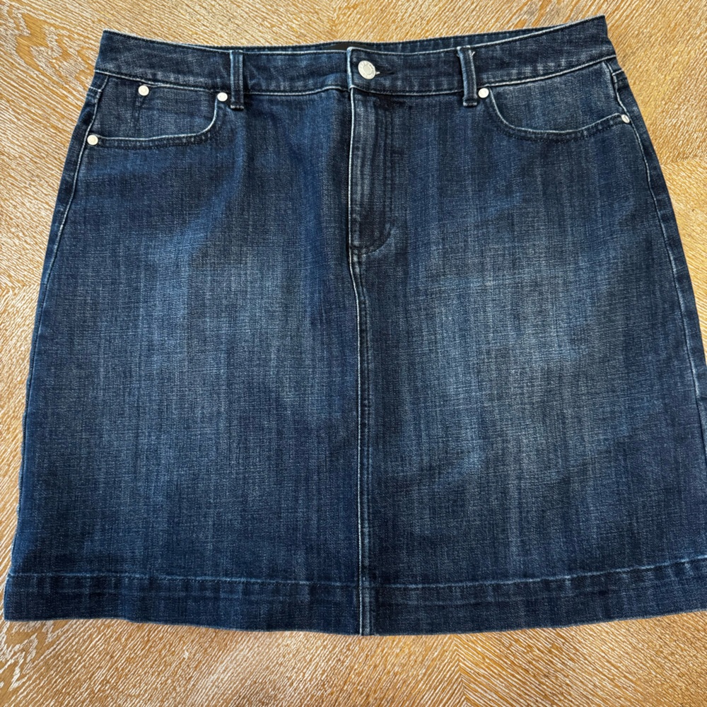 Talbots Blue denim Pencil skirt Sz 14 Waist 36” Length 19” Pockets Cotton blend